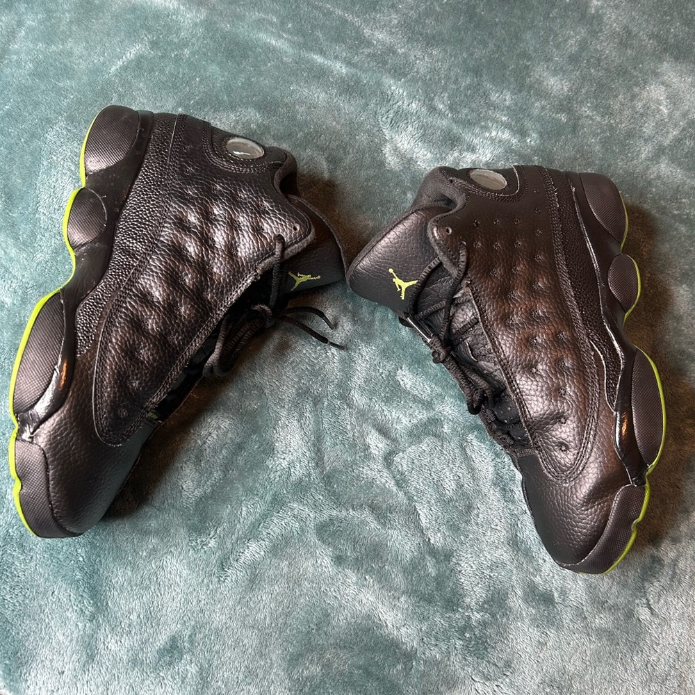 Jordan Black and Green Sneakers - Picture 5 of 7